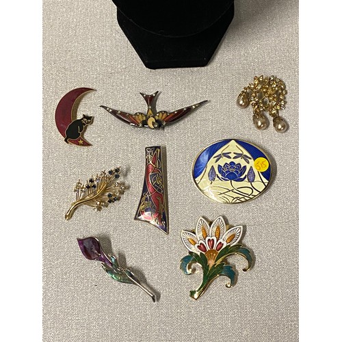170 - 8 x vintage costume brooches.