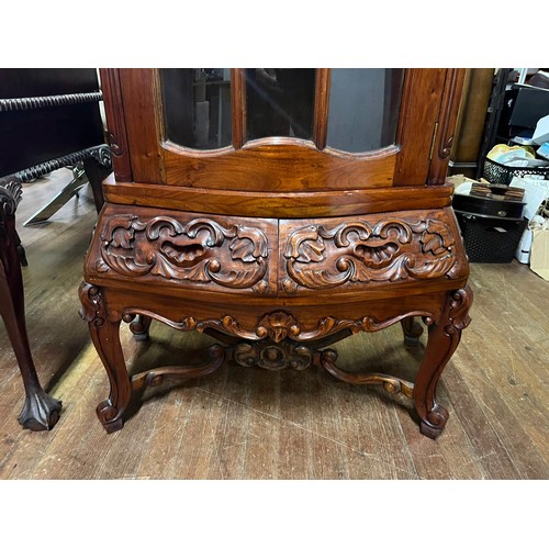 283 - Dark wood Baroque style display cabinet.
188cm h x 80cm l x 50cm d