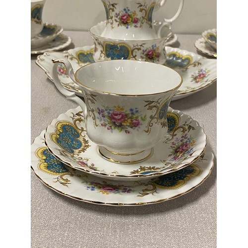 572 - Royal Albert 