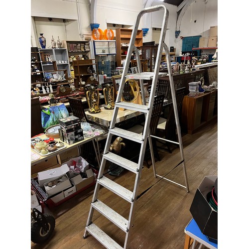 450 - Set of metal decorators ladders.