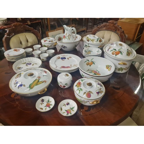 321 - Approx. 31 piece Royal Worcester Evesham dinner set.