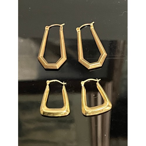 241 - 2 pairs of 9ct gold earings 
1.9 gramms