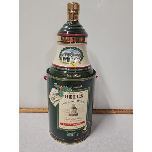 424 - Boxed Bells whisky decanter - Christmas 1989.