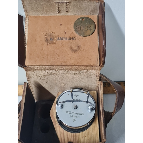 464 - Vintage Psychrometer hygrometer, Lambrecht Gottingen. Comes with original leather case.