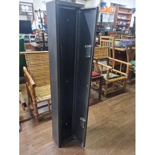 486 - Grey metal gun cabinet.