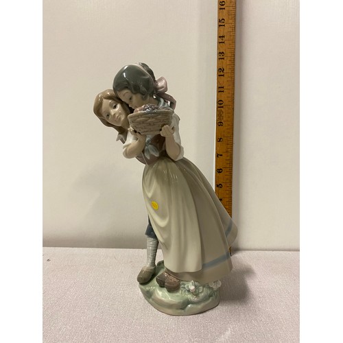 100 - Large Lladro figurine of girl and boy with fruit basket.
33cm h