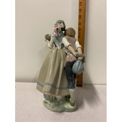 100 - Large Lladro figurine of girl and boy with fruit basket.
33cm h