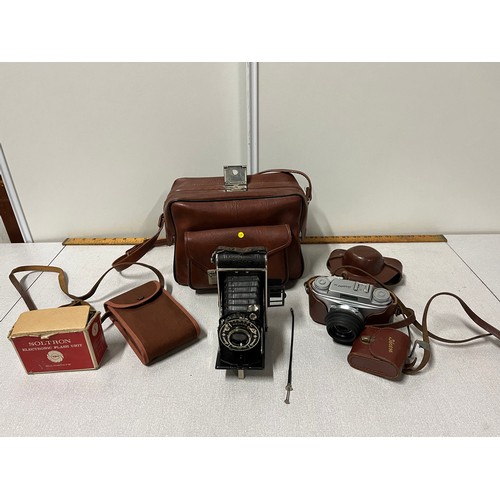 32 - Selection of vintage cameras to include pronto etc.