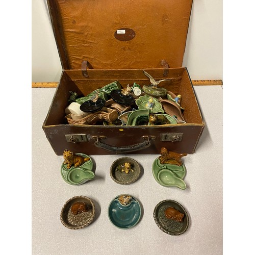 31 - Qty of wade ornaments to include dog basket pipe rests and trinket dishes etc. in vintage case.