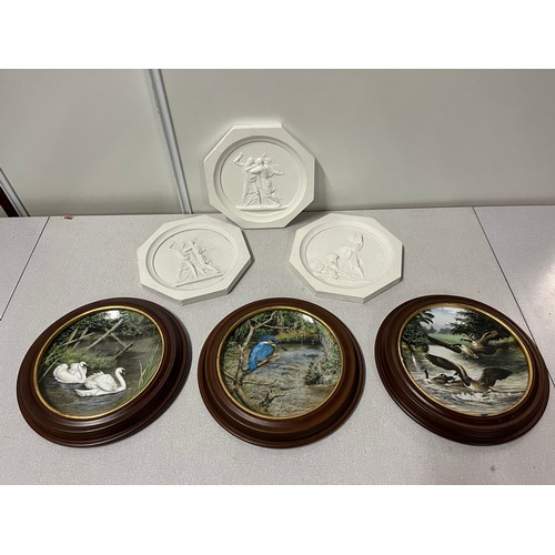 539 - 3 x plaster wall plaques of fighting gladiators and 3 Royal Worcester bird wall hangings.