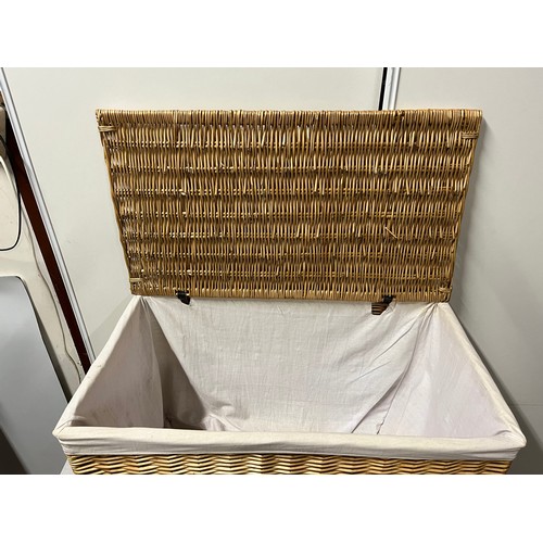 159 - Large wicker hamper.
89cm x 50cm