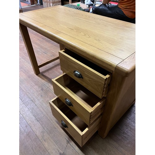 116 - Solid oak 3 drawer desk.
119cm w x 72cm h x 55cm d