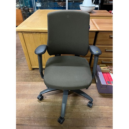 450 - axia good quality swivel chair