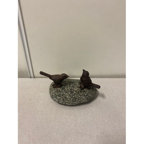 211 - Stone with 2 cast iron birds. 16cm l