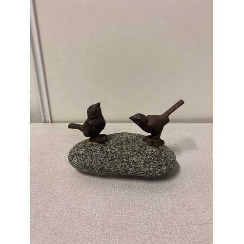 211 - Stone with 2 cast iron birds. 16cm l