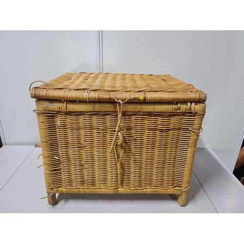 369 - Wicker hamper.