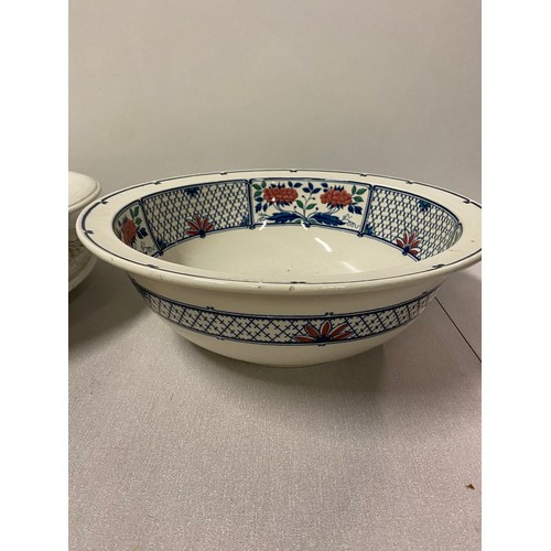 375 - Jardiniere planter along with wedgwood bowl, hughes bowl & large platter.
(crack in planter)