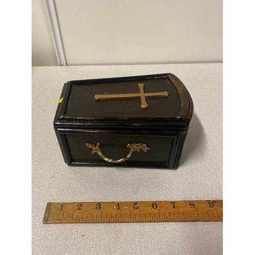 15 - Miniature wooden coffin with brass handles and cross. Possibly Salesman sample coffin.
20cm l
20cm l