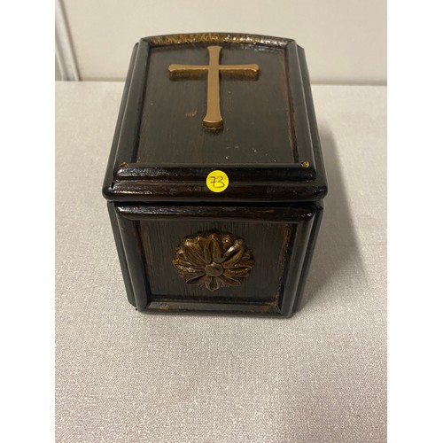 15 - Miniature wooden coffin with brass handles and cross. Possibly Salesman sample coffin.
20cm l
20cm l