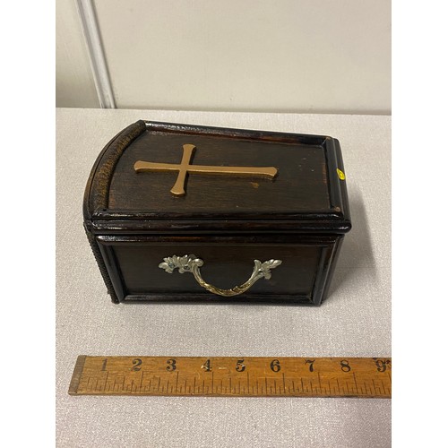 15 - Miniature wooden coffin with brass handles and cross. Possibly Salesman sample coffin.
20cm l
20cm l