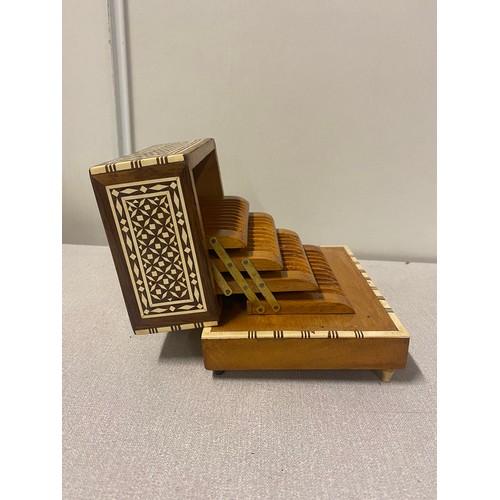 34 - Vintage inlaid musical cigarette box.
18cm x 11cm