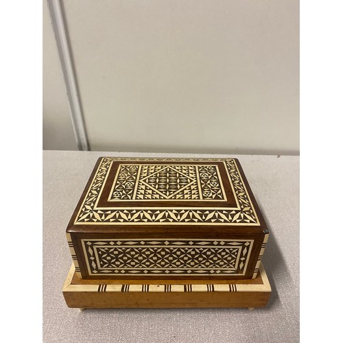 34 - Vintage inlaid musical cigarette box.
18cm x 11cm