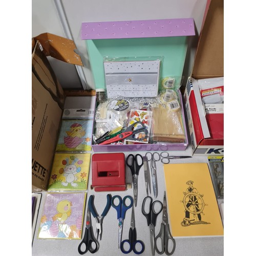 559 - Selection of stationary and craft items to include scissors etc.