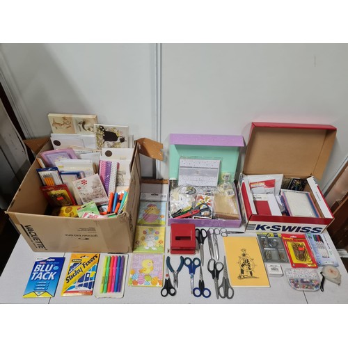 559 - Selection of stationary and craft items to include scissors etc.