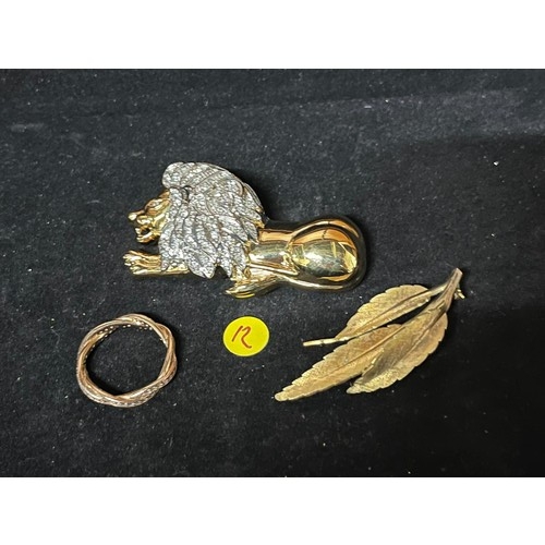 578 - Costume lion brooch, leaf brooch and ring.