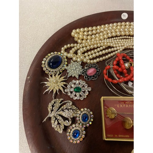 265 - Collection of vintage costume jewellery to include brooches and Bakelite bangles etc.