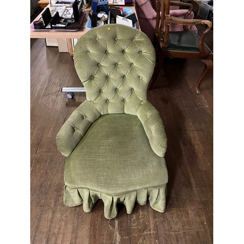 89 - Vintage button back arm chair.