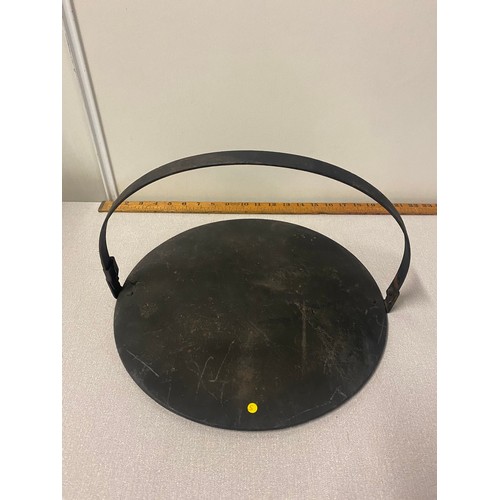 104 - Vintage cast iron griddle pan.
36cm diameter