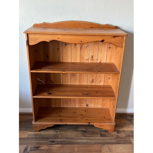 149 - Pine bookcase.
105cm h x 84cm w x 29cm d