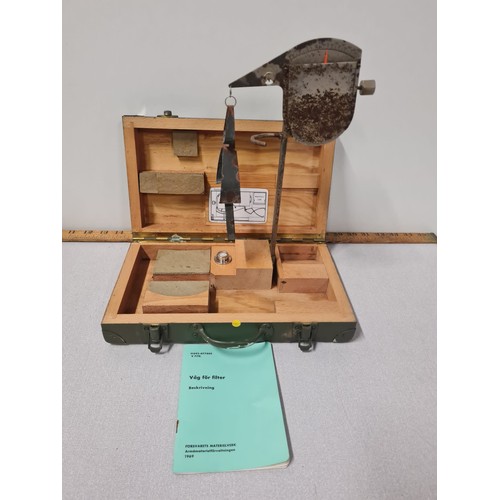 21 - Gas mask weigh scale in fitted box.