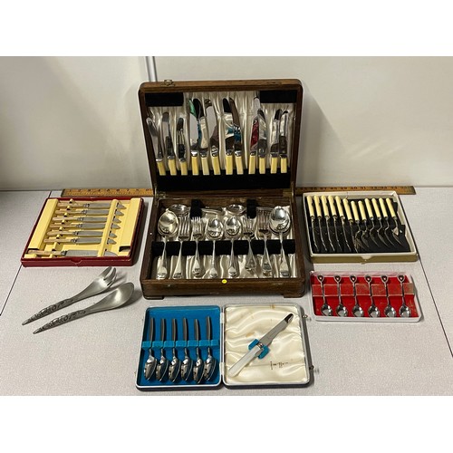175 - Selection of vintage boxed cutlery.