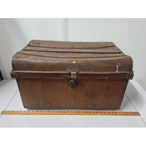 103 - Vintage metal travel trunk.
63cm w x 39cm h x 41cm d