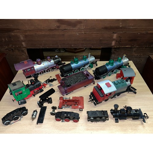 115 - Collection of electric train items.
spares or repair