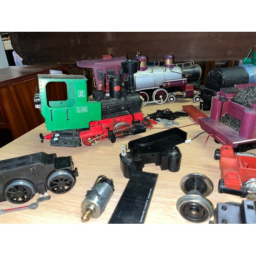 115 - Collection of electric train items.
spares or repair