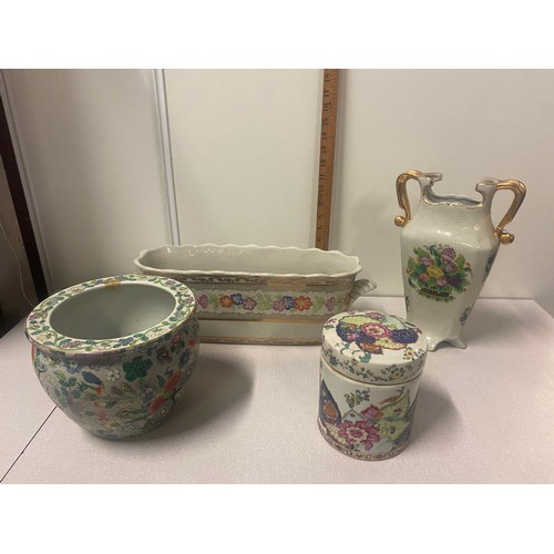 314 - 4 pieces of floral pattern Oriental ware.
Longest planter is 45cm l