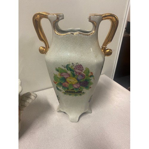 314 - 4 pieces of floral pattern Oriental ware.
Longest planter is 45cm l