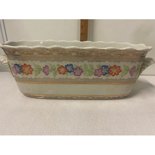 314 - 4 pieces of floral pattern Oriental ware.
Longest planter is 45cm l