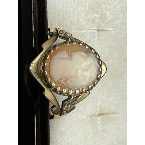 132A - 9ct gold cameo ring