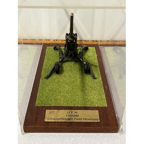 62 - Model UFH 155mm Ultralightweight Field Howitzer in presentation case.
box 33cm l