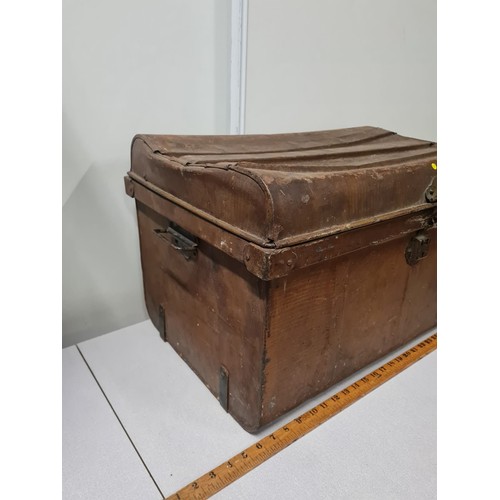 103 - Vintage metal travel trunk.
63cm w x 39cm h x 41cm d