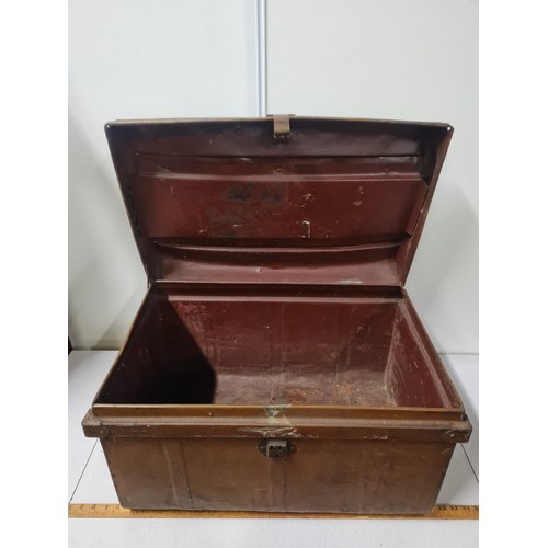 103 - Vintage metal travel trunk.
63cm w x 39cm h x 41cm d