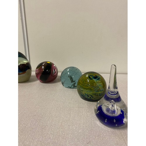 113A - 7 x glass paperweights to include Mdina and Caithness.