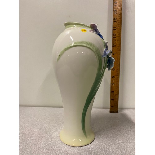 2 - Franz Iris and hummingbird porcelain vase.
25cm h