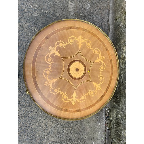 133 - Vintage French inlaid coffee table with brass gallery with five legs on lion feet.
85cm diameter x 4... 