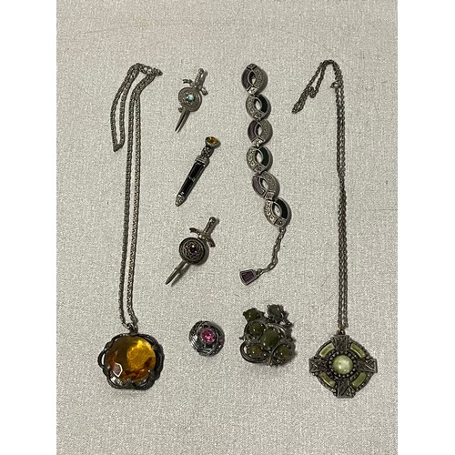 32 - Collection of vintage Scottish jewellery.