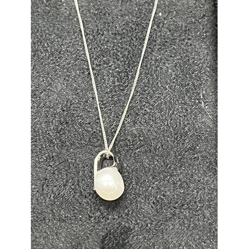 164 - 9ct white gold and pearl chain and pendant.